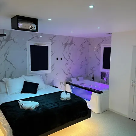 Luxe, Balneo, Vue & Lit Suspendu Apartment