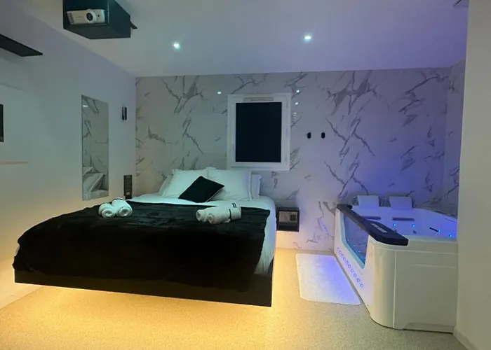 De Luxe, Balneo, Vue & Lit Suspendu Apartment *